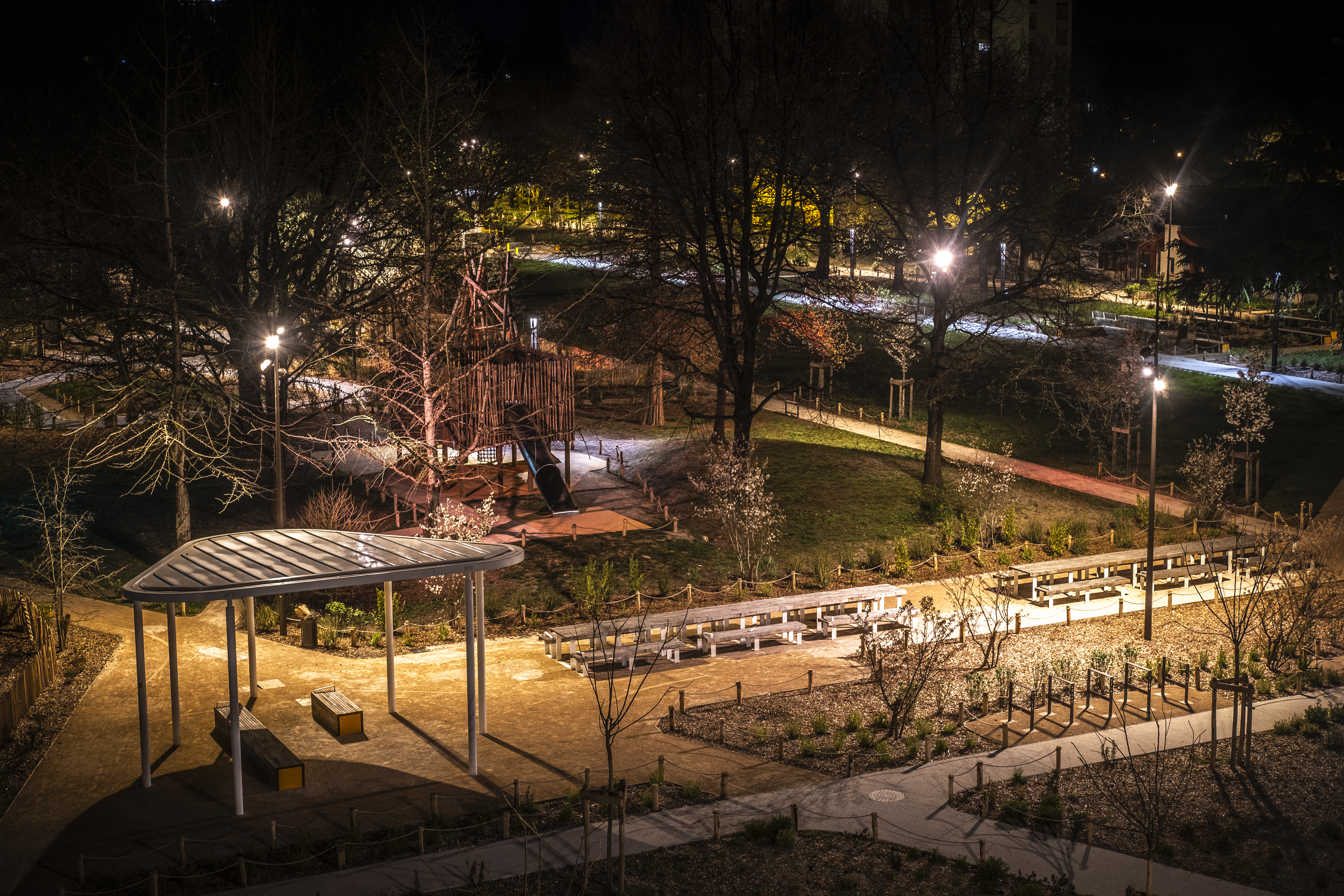 Photos © Ville de Pau / Adrien Basse-Cathalinat
Dans le parc central, la tonalité est nativement à 2 200 K (Creille de Technilum) pour l’éclairage fonctionnel du parc. Il est couplé à un système DMX, proposant plusieurs scénarios éclairant les espaces plantés, qui s’éteint à 1 heure du matin.