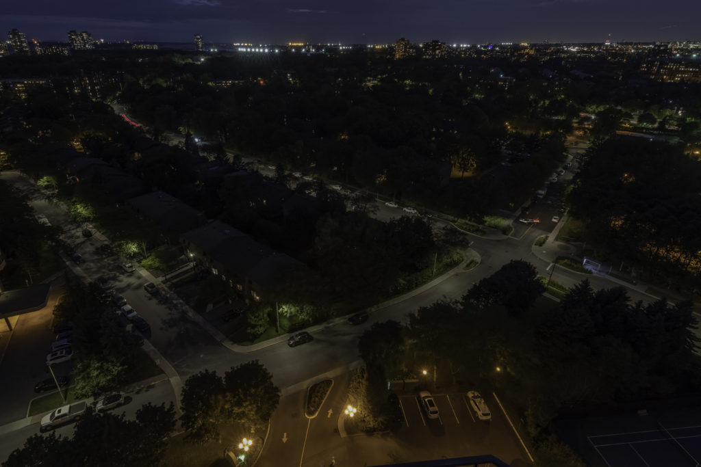 La Ville de Montréal ambitionne de convertir l’ensemble son parc d’éclairage à des points lumineux intelligents d’ici deux ans. Pour l’heure, elle en compte 98000 sur un total de 132 000 et se félicite d’une baisse de 70 % de la consommation énergétique