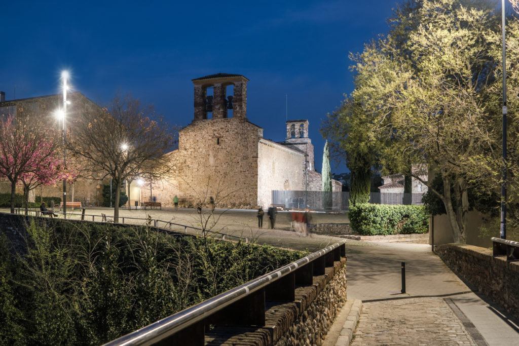 Un ensemble d’églises romanes fait partie du parc Vallparadís à Terrassa et comprend les églises de San Pedro, San Miguel et Santa María.
Un éclairage LED à intensité variable plante le décor de ce spectacle.