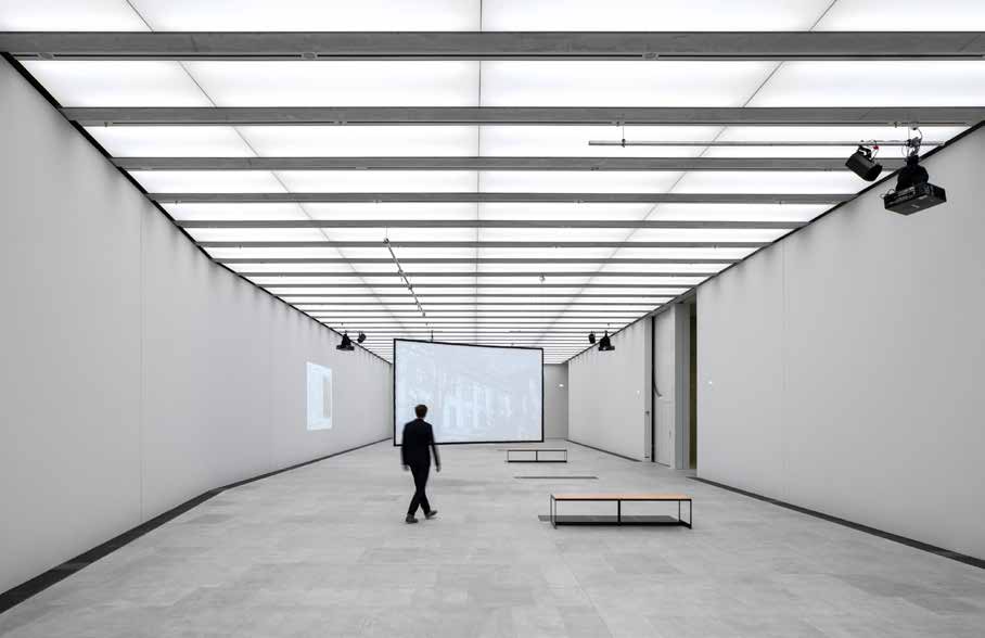 L’éclairage de ce vaste couloir menant à des espaces d’expositions est assuré par des plafonniers Cieluma posés en sorte de rythmer le volume par de longues lignes.