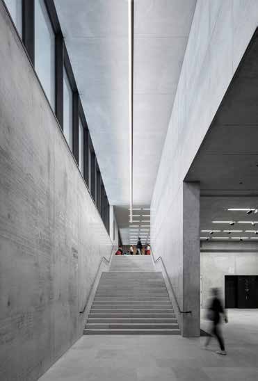 Au minimalisme de l’architecture de David Chipperfield répond un choix de luminaires intégrés ou en finesse, marquant les cheminements.