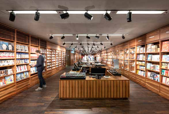 Dans la librairie / boutique des projecteurs Arcos rappellent le contexte muséal et permettent d’adapter si besoin l’orientation de l’éclairage.