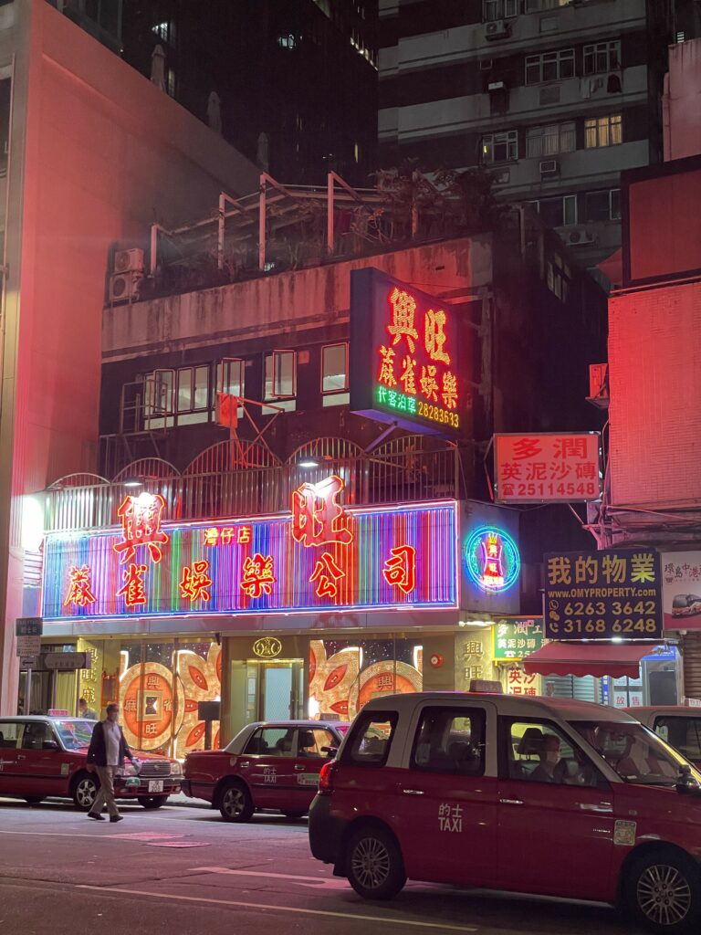 © Nicolas Houel
Enseigne lumineuse dans le quartier de Wan Chai, l’un des marqueurs identitaires nocturnes les plus forts de la ville, en passe de disparaître.