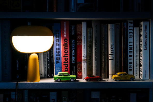 Avec sa silhouette ronde et chaleureuse, ses couleurs vives et sa forme à la fois surprenante et rassurante, la lampe TGV INOUI joue avec les codes du design domestique tout en affirmant son appartenance à l'univers ferroviaire.
© David Pillet